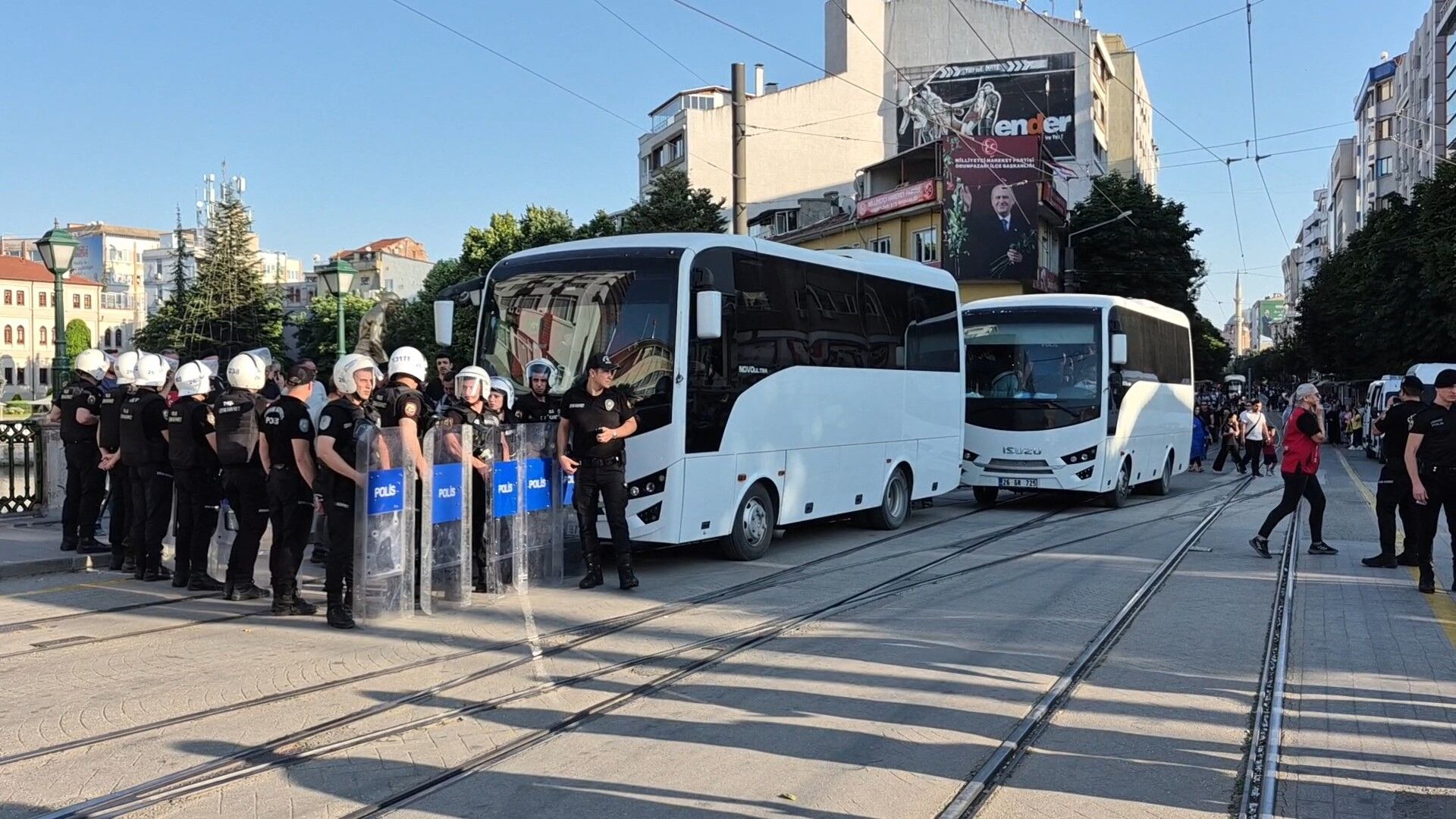 Eskişehir’de Izinsiz Eyleme Polis Müdahalesi 35 Kişi Gözaltında