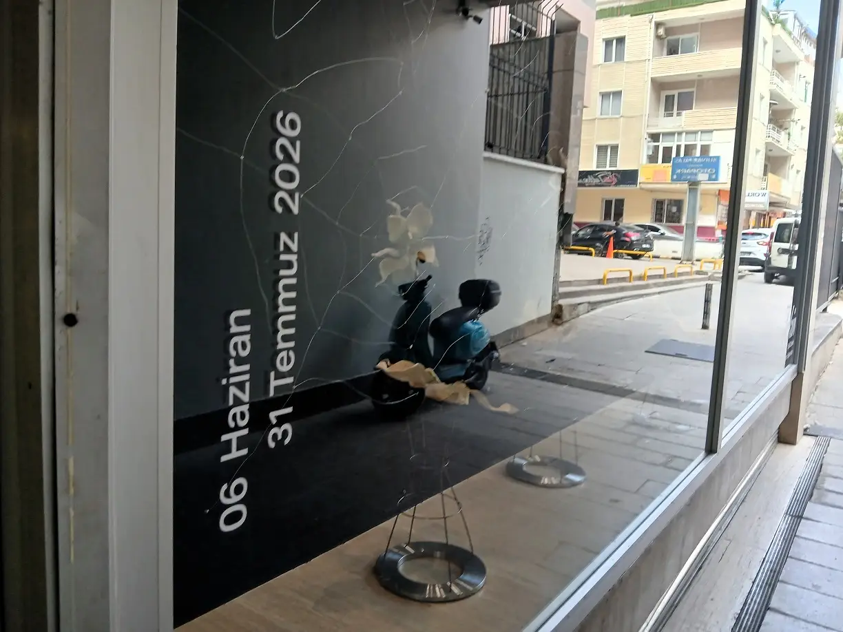 Goethe Institut Ankaragaleri Vitrin Eylül Civelek İrem Taşkın Avcı Enstalasyon Içkin (11)