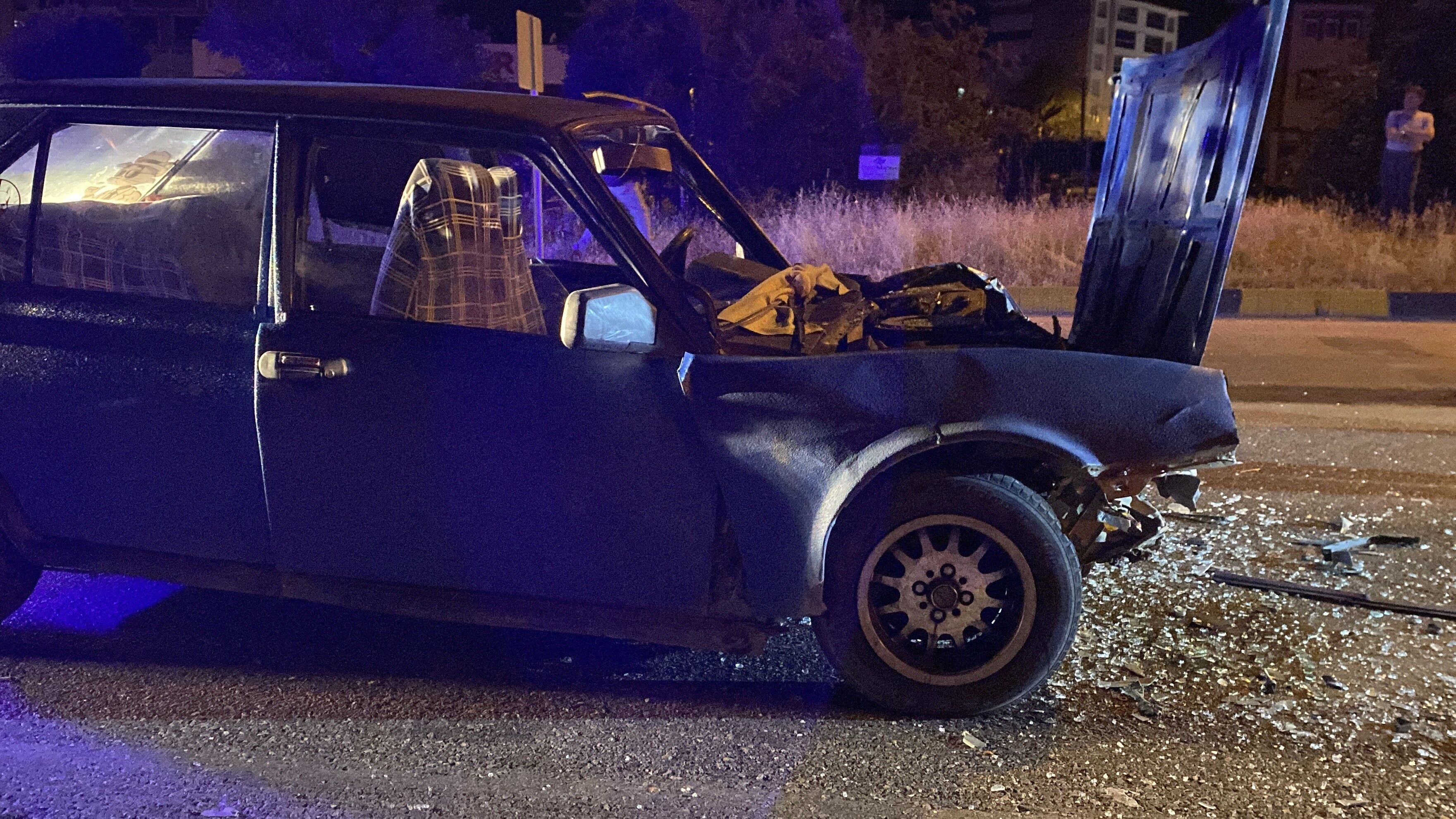 Kastamonu'da Tofaş Otomobil Tırın Dorsesine Çarptı 5 Kişi Yaralandı (3)