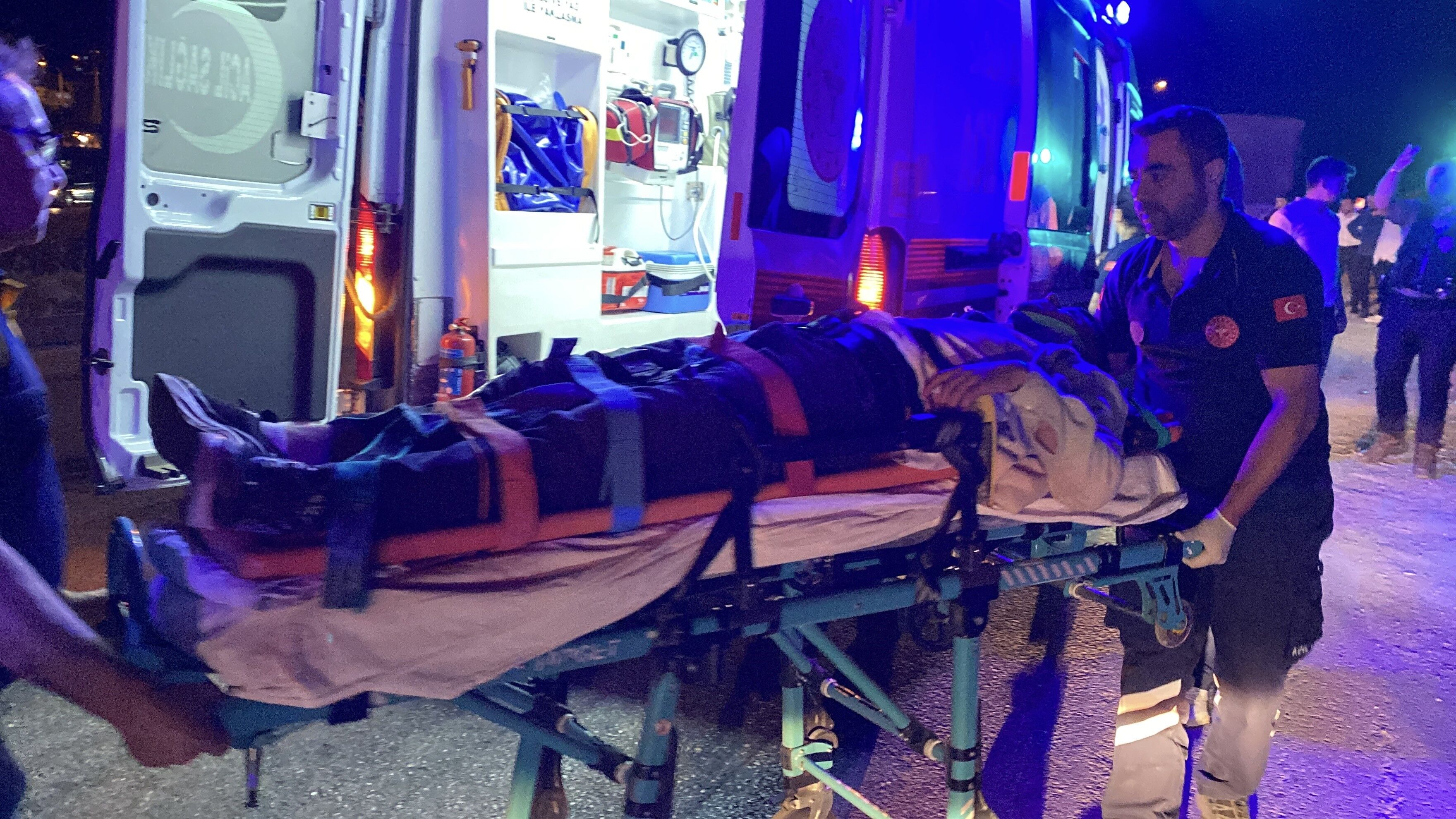 Kastamonu'da Tofaş Otomobil Tırın Dorsesine Çarptı 5 Kişi Yaralandı (4)