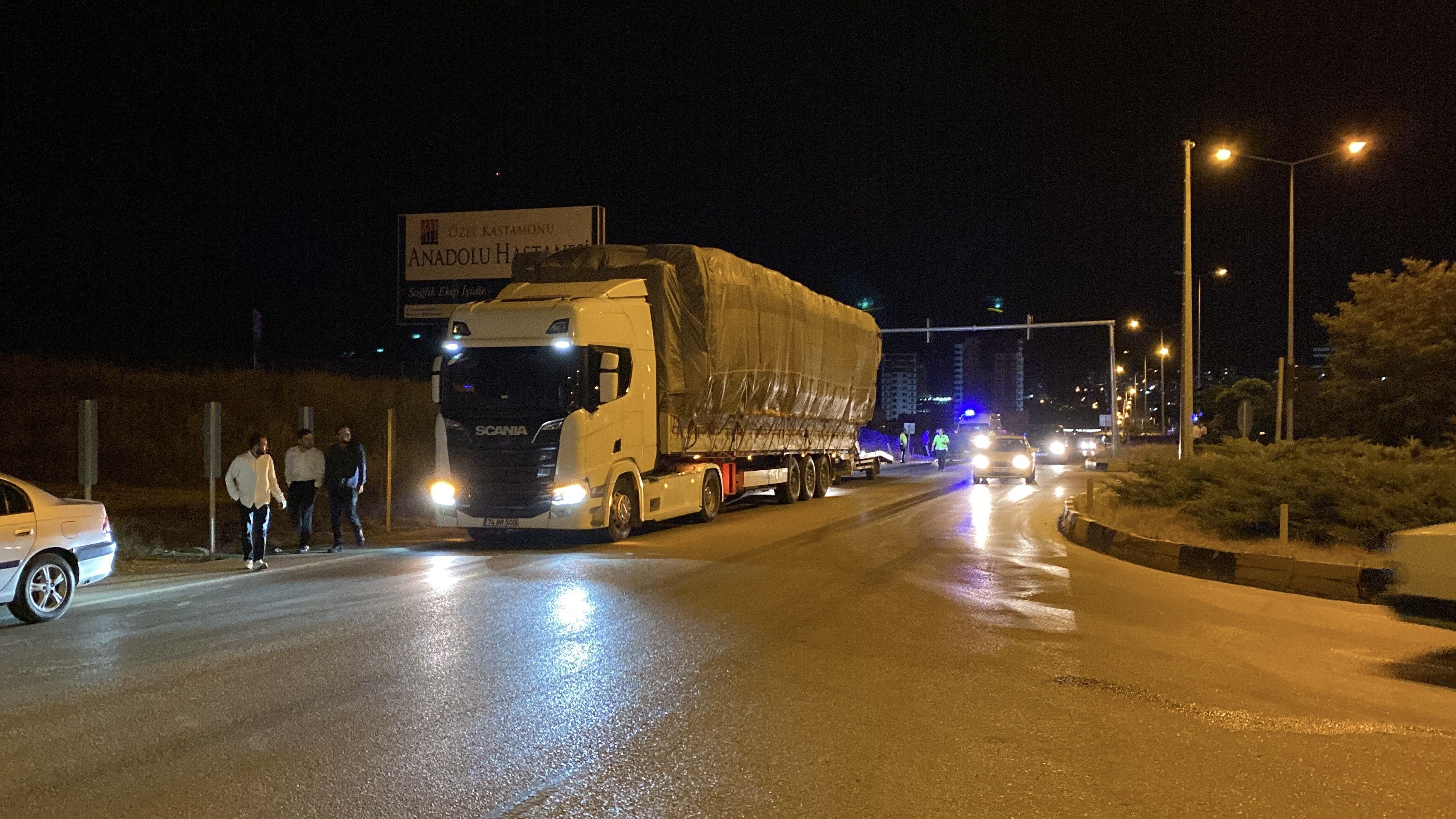 Kastamonu'da Tofaş Otomobil Tırın Dorsesine Çarptı 5 Kişi Yaralandı