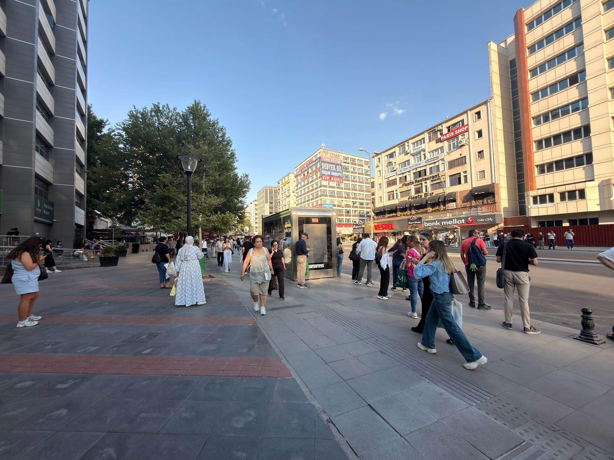 Kizilay Otobüs Bekleme Çi̇lesi̇ (2)