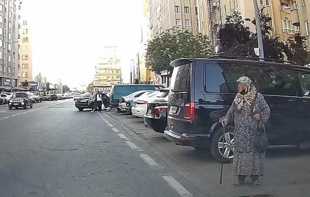 Park Yeri Kavgasında Ilginç Eden Anlar! Bastonlu Kadın Geri Adım Atmadı, Kazandı