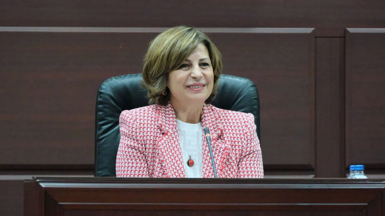 Ayse Ünlüce Kimdir