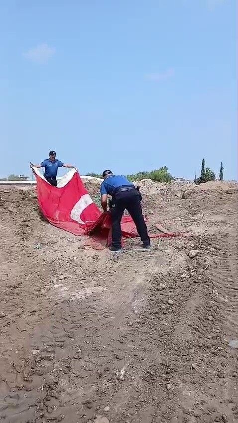 Bayrağı Molozların Arasından Çıkardı, Öpüp Başına Koydu! Polisin Hareketi Takdir Gördü (2)