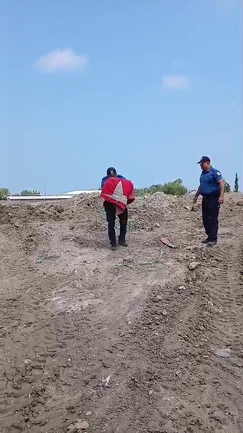 Bayrağı Molozların Arasından Çıkardı, Öpüp Başına Koydu! Polisin Hareketi Takdir Gördü