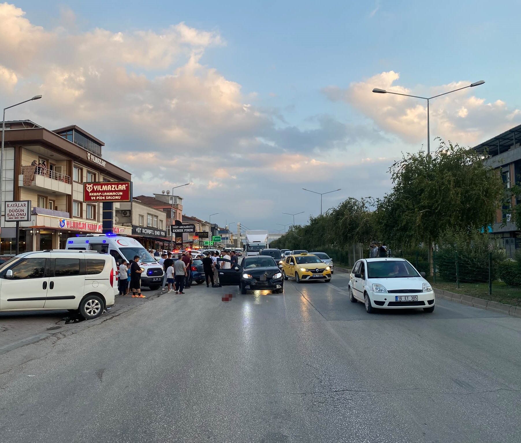 Bursa’da Feci Kaza! İki Otomobil Çarpıştı, 4 Kişi Yaralandı (3)