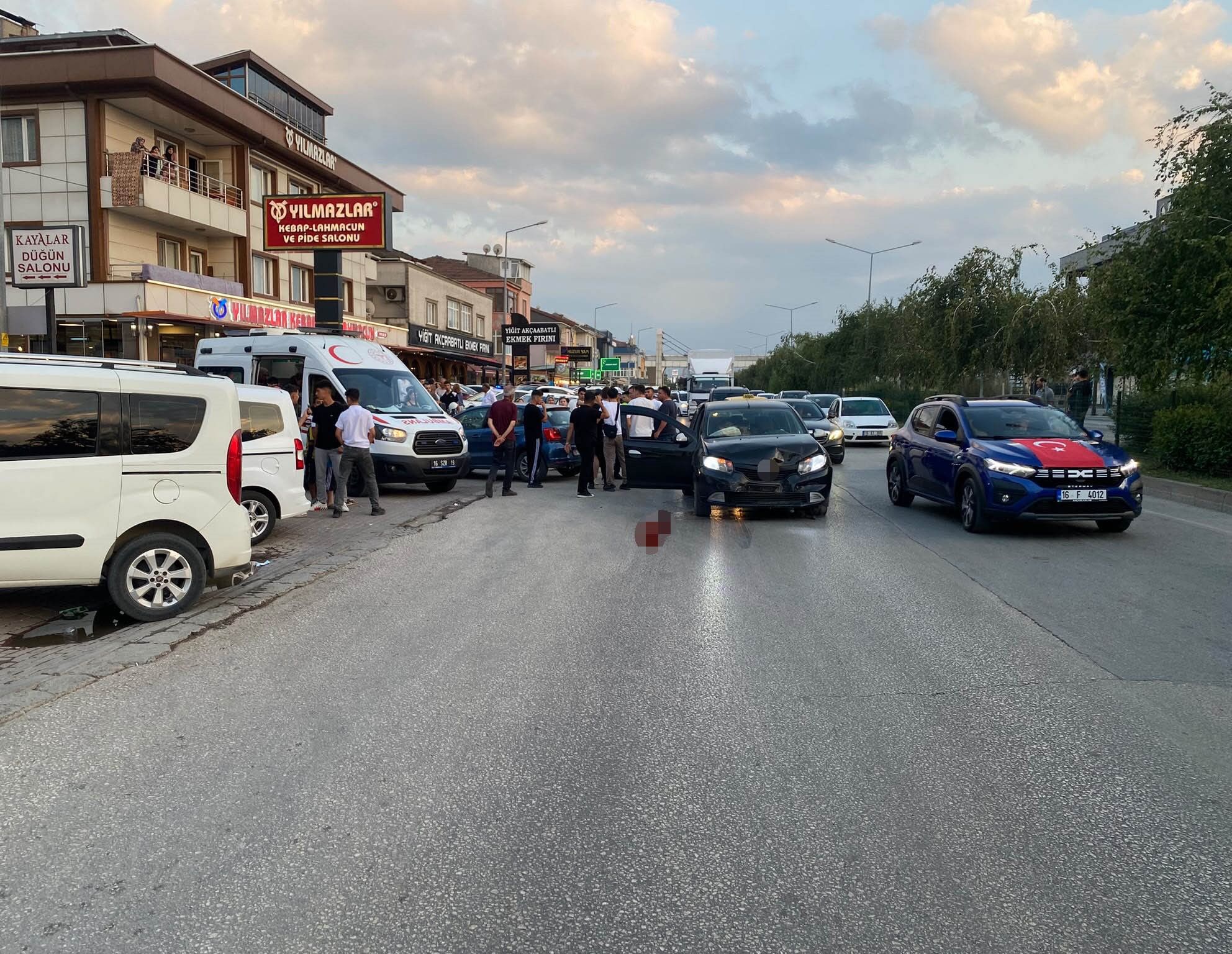 Bursa’da Feci Kaza! İki Otomobil Çarpıştı, 4 Kişi Yaralandı (4)