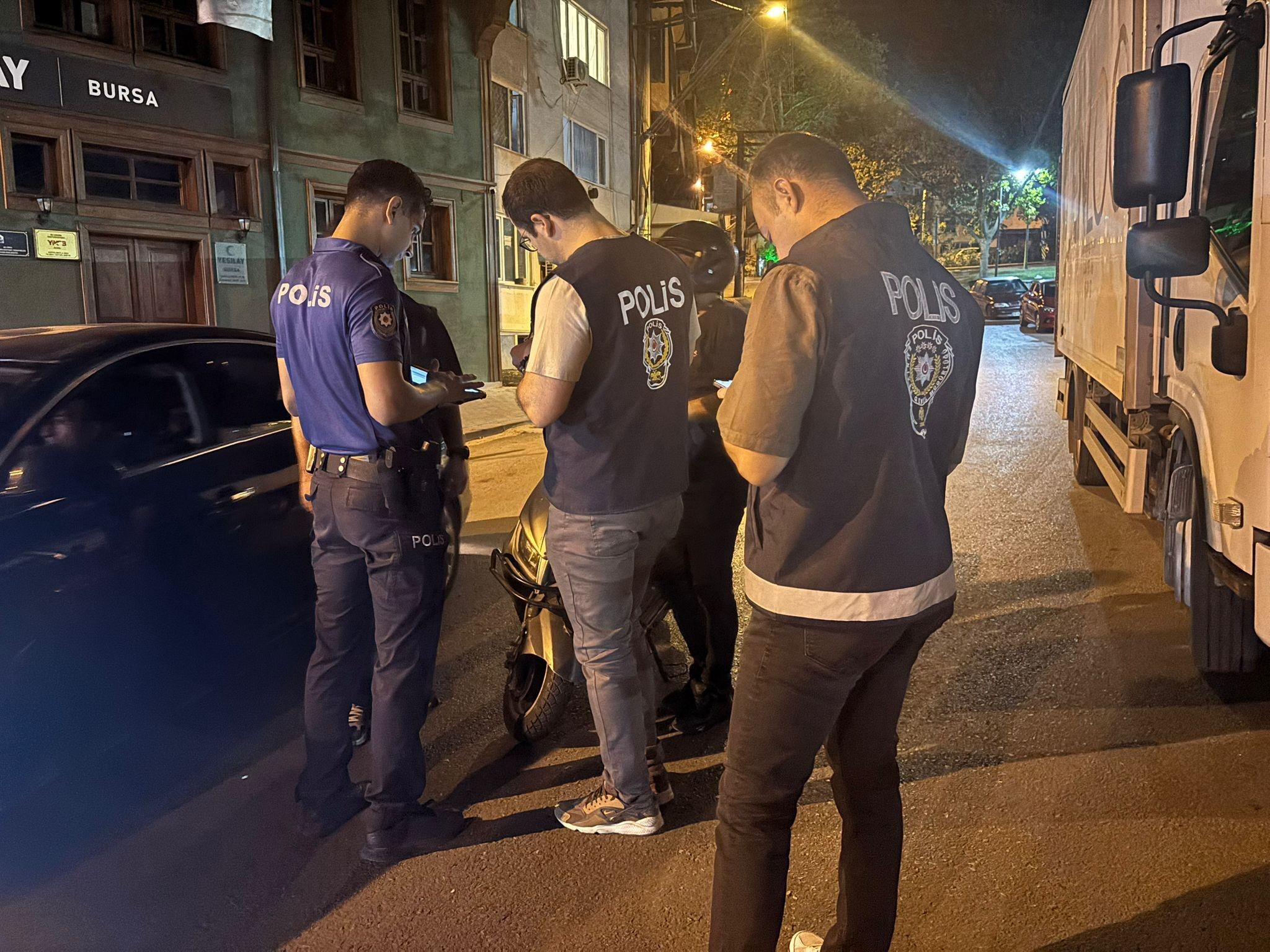 Bursa'da 'Huzur' Denetimi Aranan 3 Kişi Yakalandı, Uyuşturucu Ele Geçirildi (3)