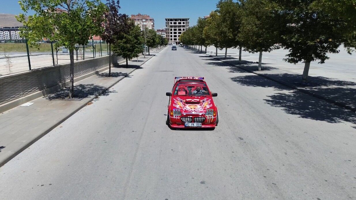Çocukluk Hayalini Gerçeğe Dönüştürdü Aracını Şimşek Mcqueen'e Çevirdi (2)