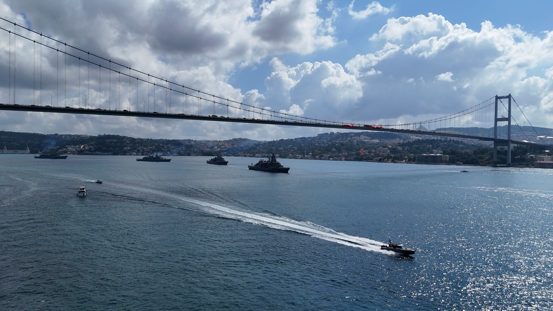 İstanbul Boğazı'nda Zafer Bayramı Coşkusu Deniz Kuvvetleri'nden Özel Geçiş (2)