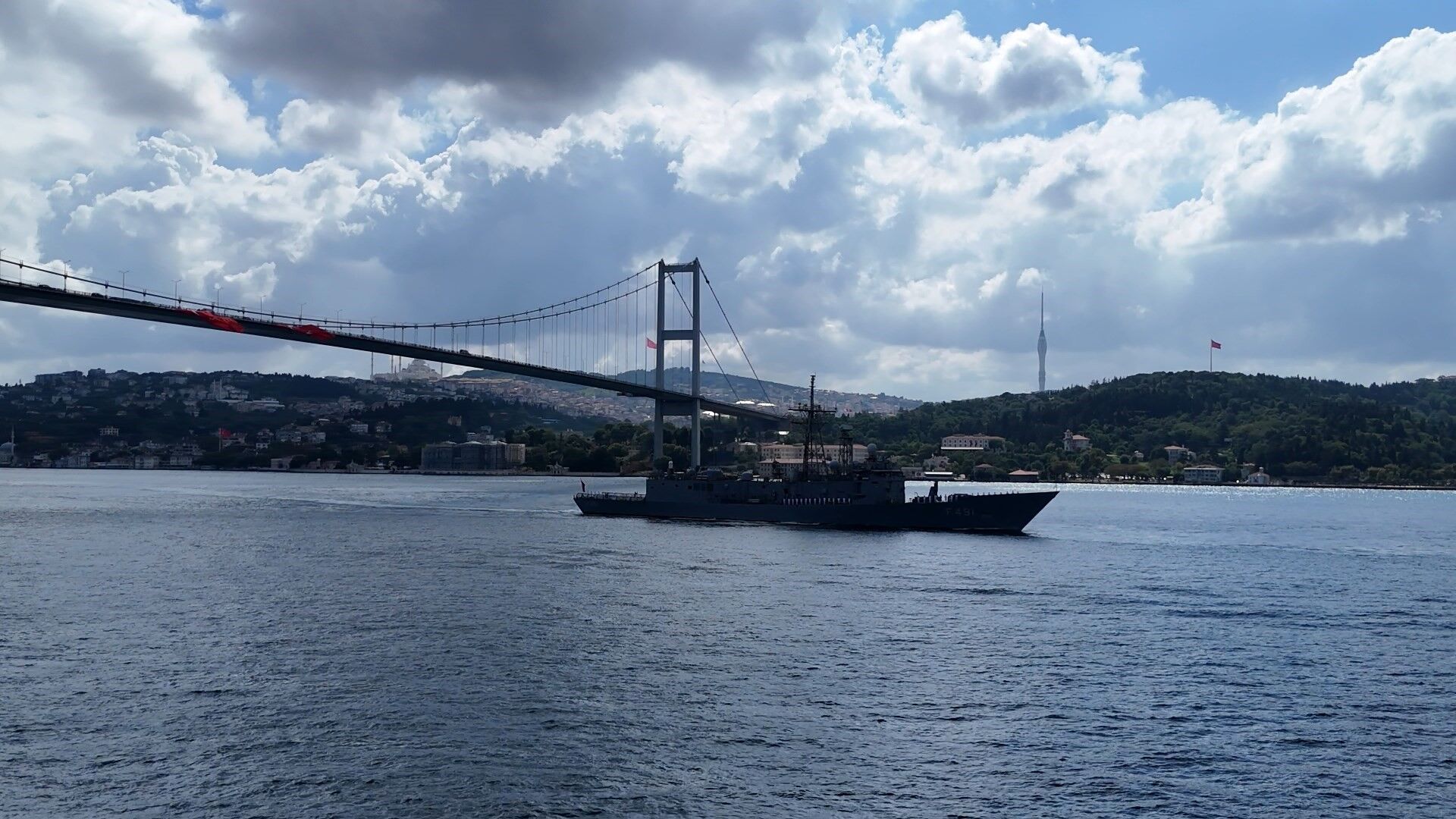 İstanbul Boğazı'nda Zafer Bayramı Coşkusu Deniz Kuvvetleri'nden Özel Geçiş