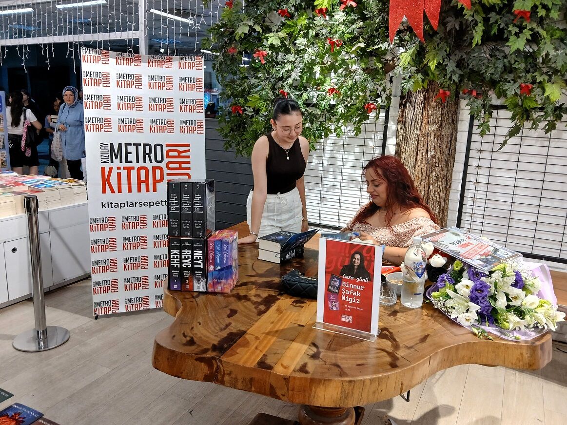 Kızılay Metro Kitap Fuarı Binnur Şafak Nigiz İmza Günü (3)