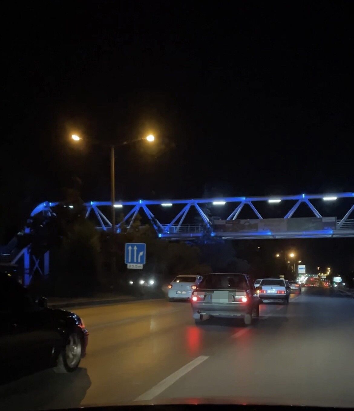 Konya'da Trafikte Tehlikeli Anlar! Makas Atan Sürücü Hem Kendini Hem Herkesi Riske Attı (2)