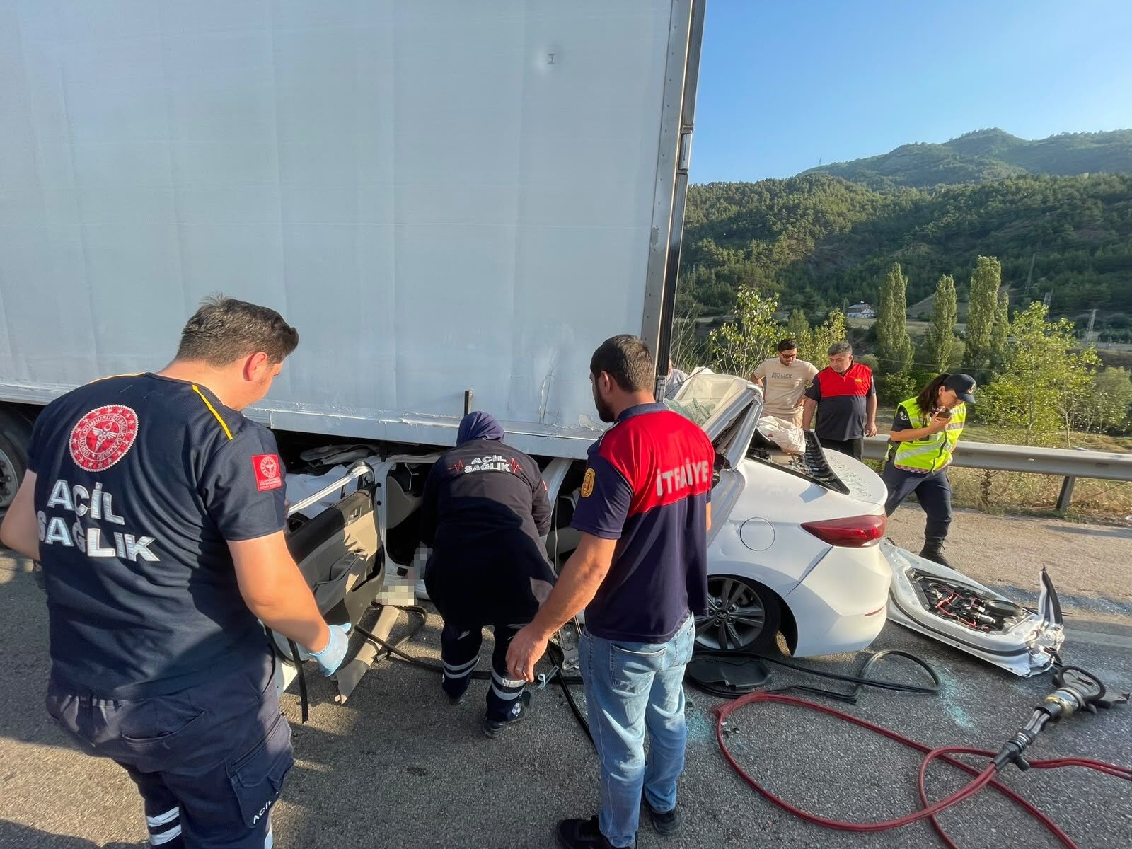 Tokat’ta Feci Kaza Otomobil Tıra Arkadan Çarptı, Sürücü Hayatını Kaybetti (2)