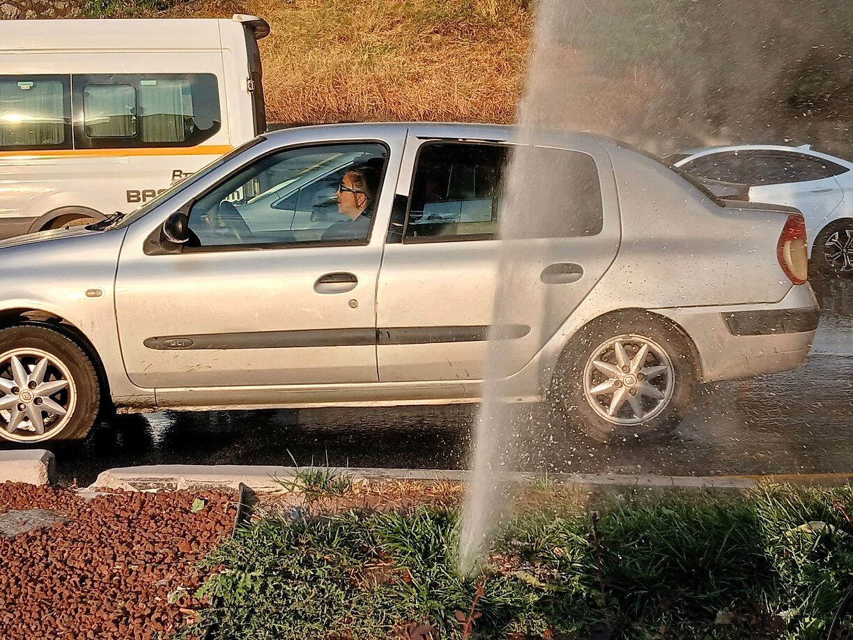 Ulus Kültür Merkezi Ve Kapalı Dolmuş Durakları Kompleksi Önü Patlak Su Borusu Hbv Bulvarı (2)
