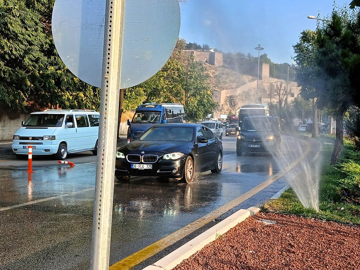 Ulus Kültür Merkezi Ve Kapalı Dolmuş Durakları Kompleksi Önü Patlak Su Borusu Hbv Bulvarı (4)