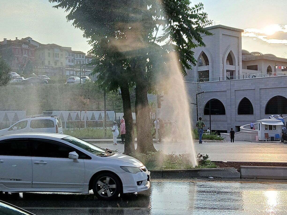 Ulus Kültür Merkezi Ve Kapalı Dolmuş Durakları Kompleksi Önü Patlak Su Borusu Hbv Bulvarı (5)