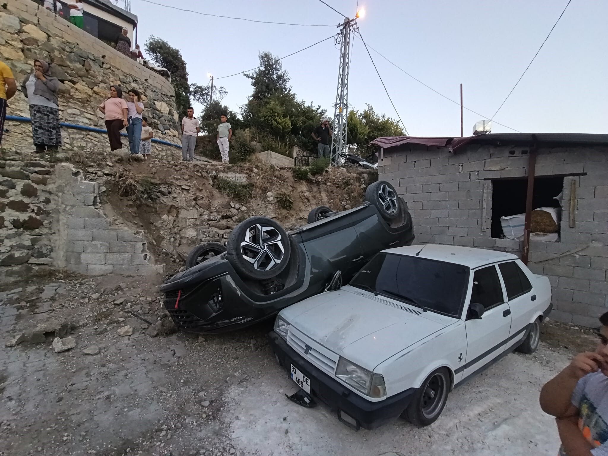 Hatay’da mahalleliyi korkutan yokuş: 3 ayda 2 araç bahçeye uçtu!