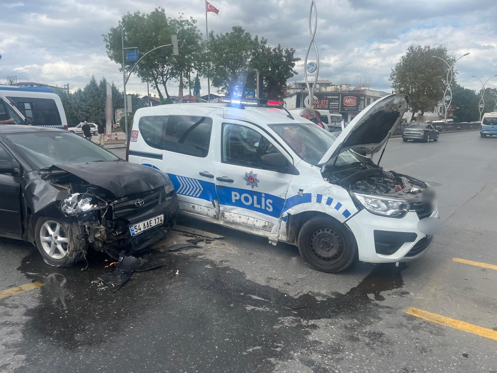 Polis aracı ile otomobil çarpıştı: 2’si polis 5 kişi yaralandı