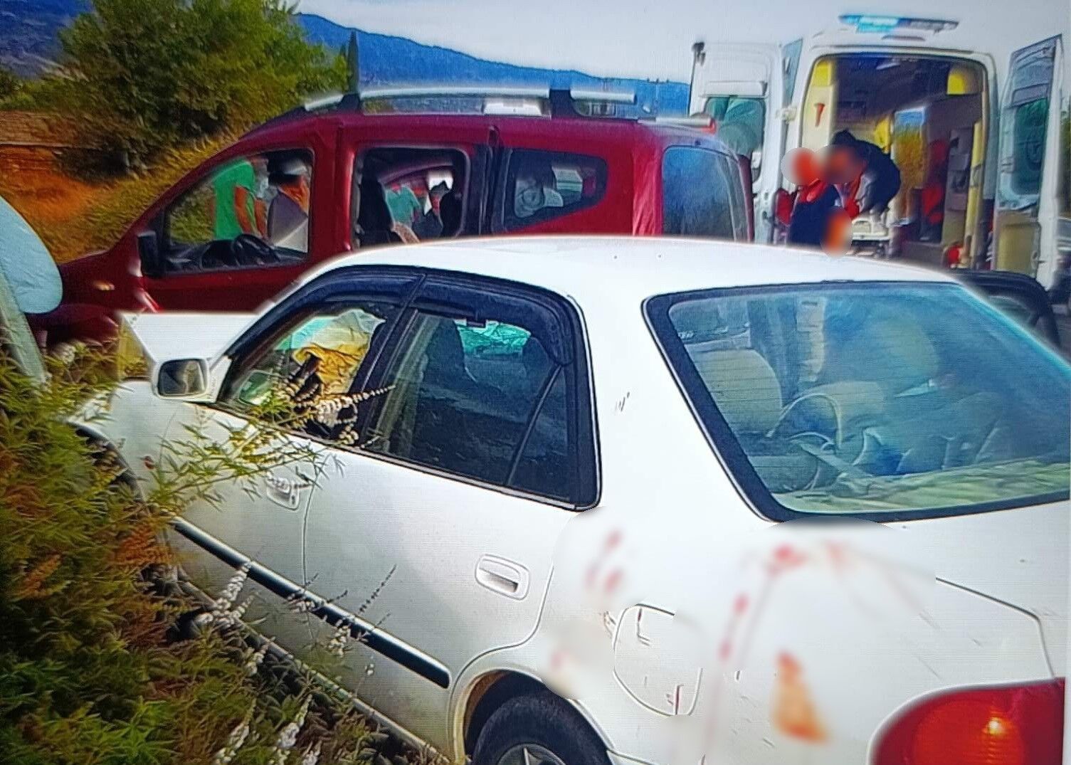 İzmir’de dönüş manevrası kazayla bitti: 1’i ağır 8 kişi yaralandı