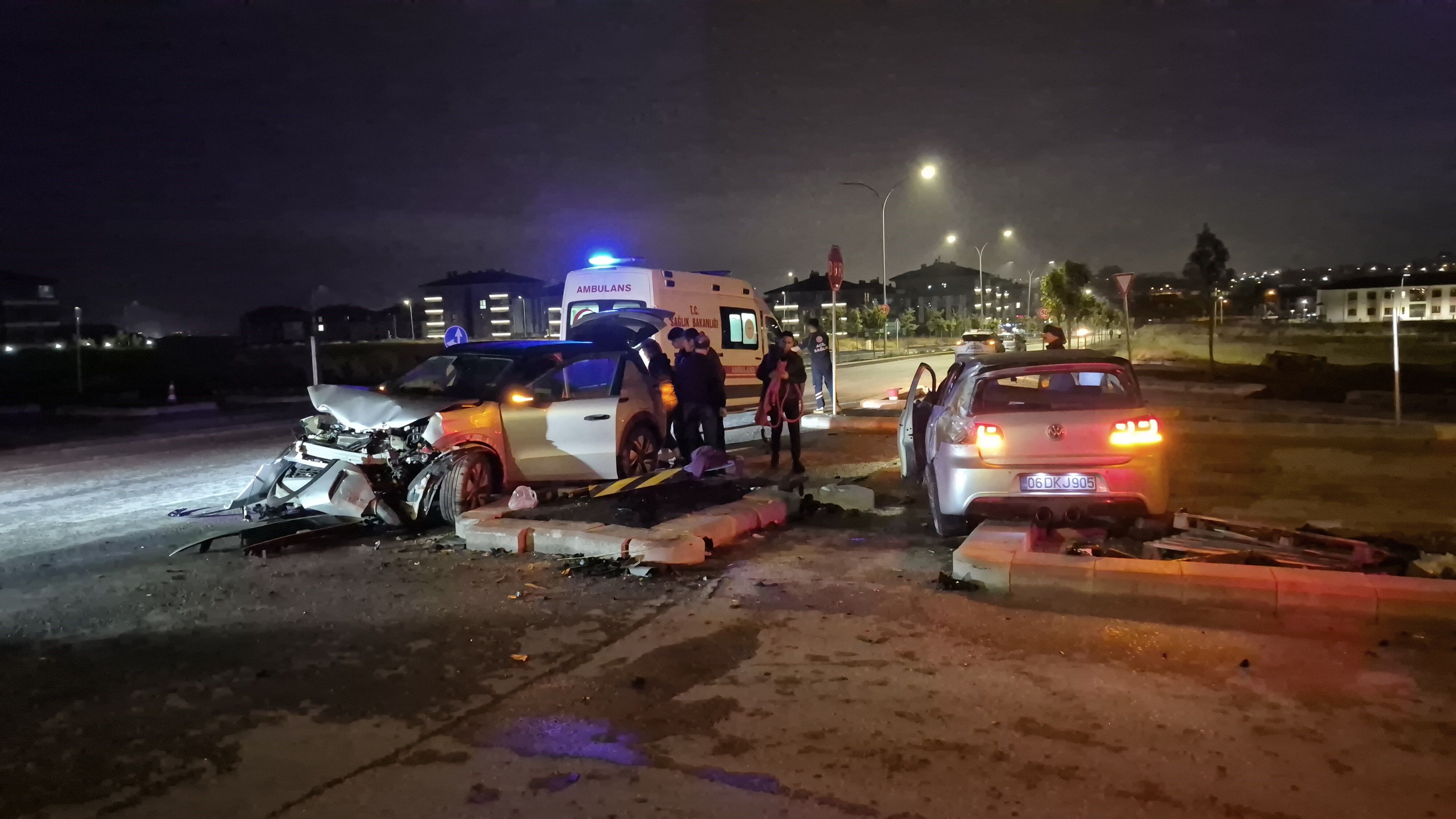 Kavşakta çarpışan iki araç hurdaya döndü: 3 kişi yaralandı