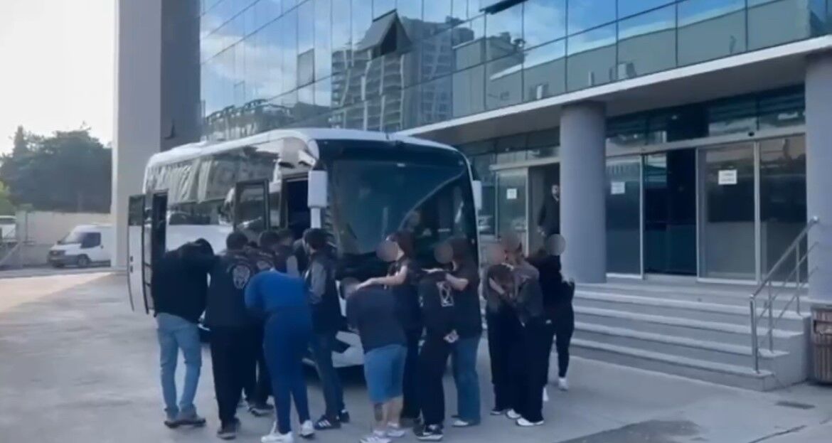 İnternette kadın kılığına girip evlilik vaadiyle kandırdılar: 10 şüpheli tutuklandı