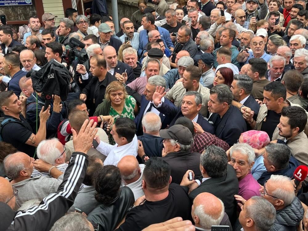 YENİ Parti'de isim tartışması sürüyor: Özgür Özel'den "değiştirmeyiz" çıkışı!
