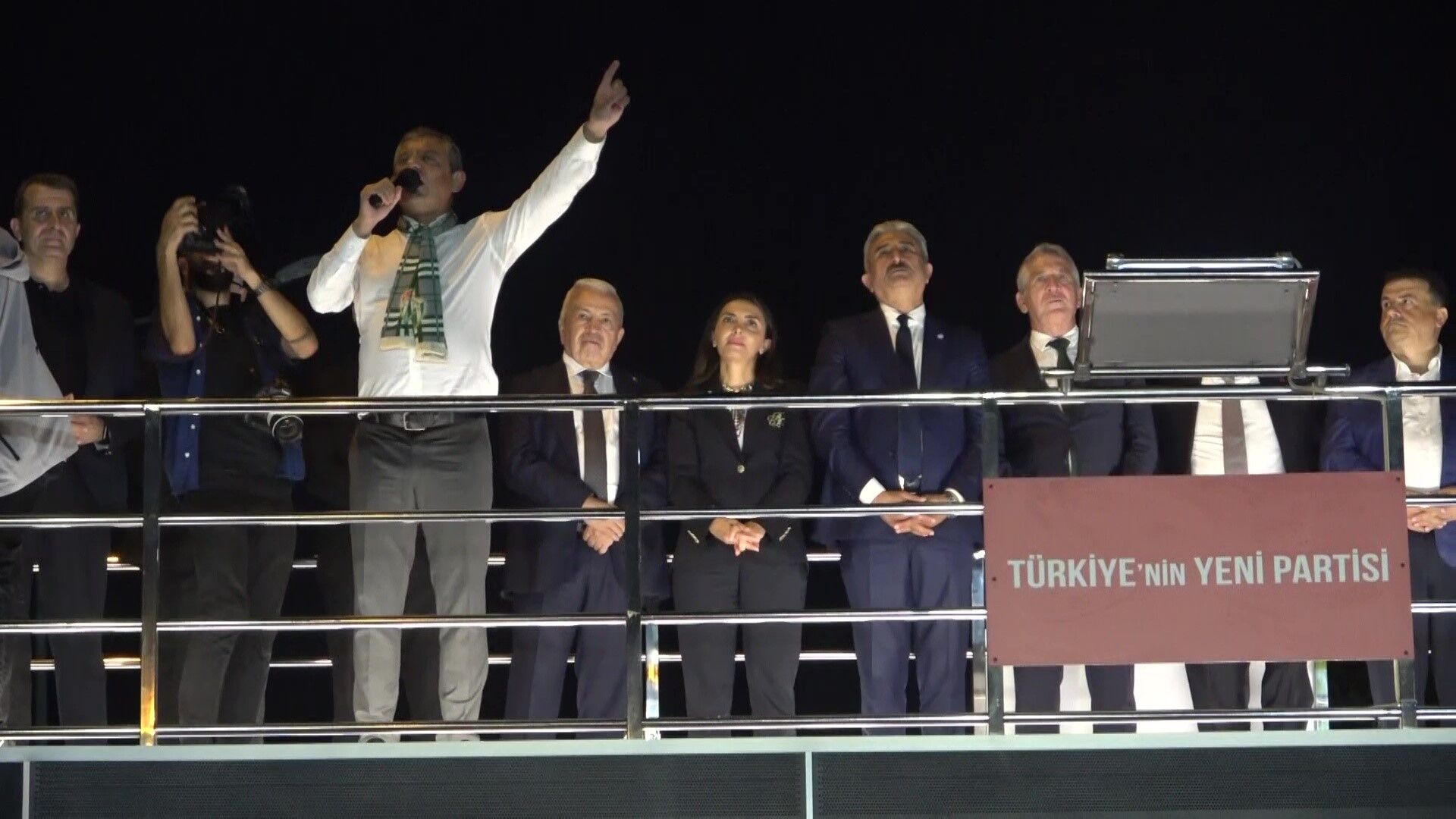 Özgür Özel Bursa’dan seslendi: “Asla geri adım atmayacağız”