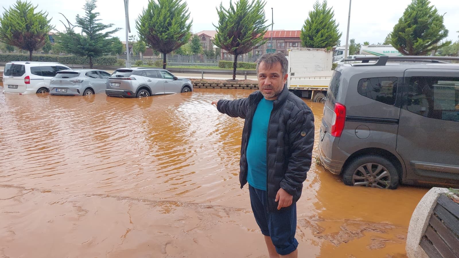 Rize’de sel ilçe merkezini göle çevirdi: 2 gün önce aldığı aracı sular altında kaldı