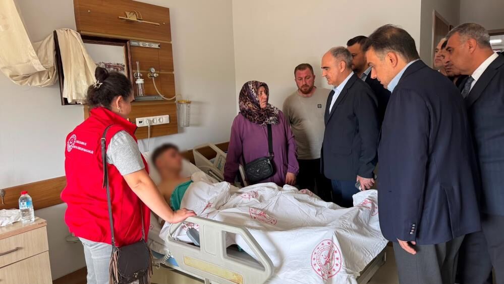 Turgutlu'da 11 öğrencinin yaralandığı saldırı sonrası Vali Özkan hastaneye gitti