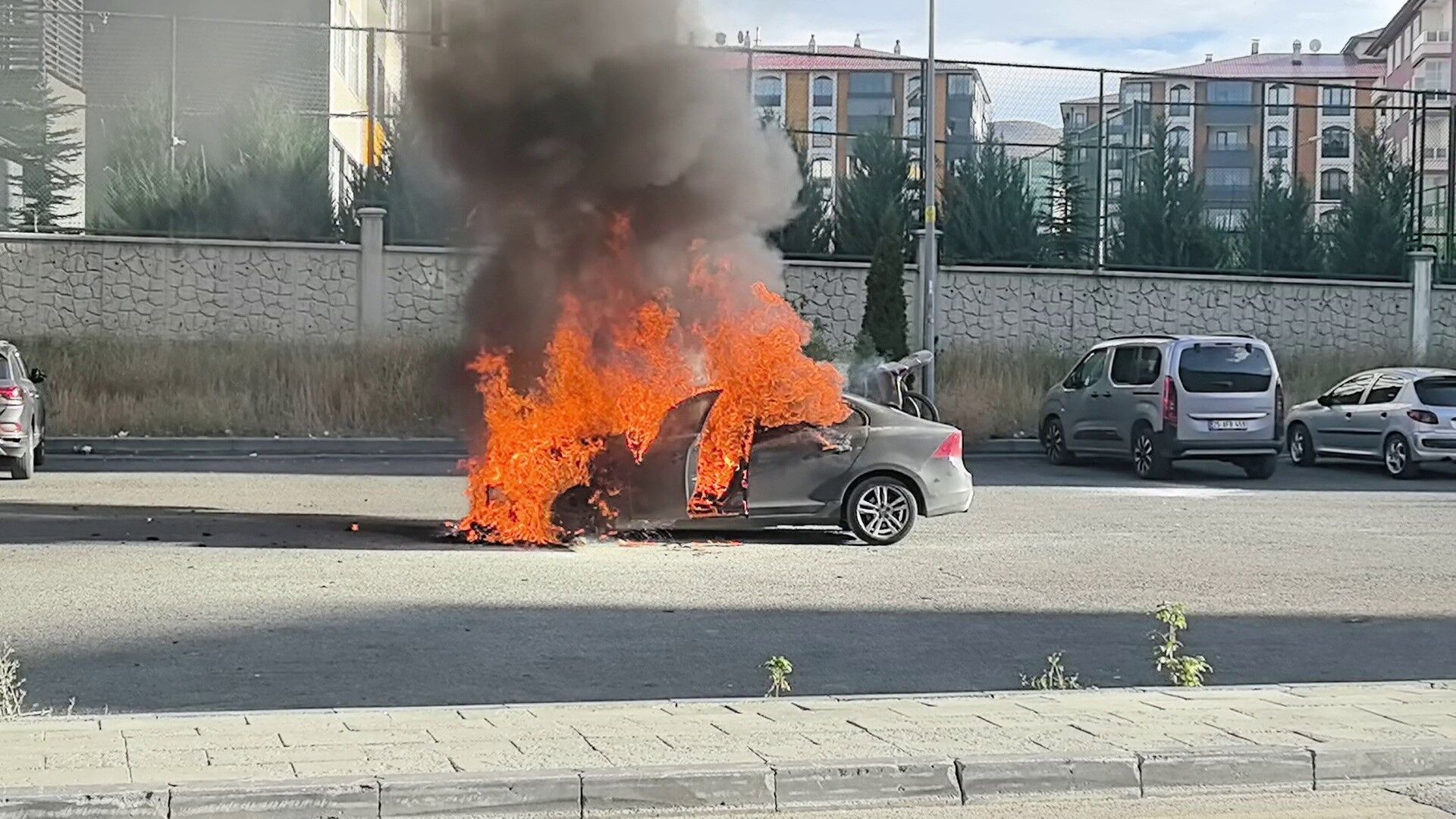 Erzurum’da alev alan otomobilde art arda patlamalar: Araç kullanılamaz hale geldi