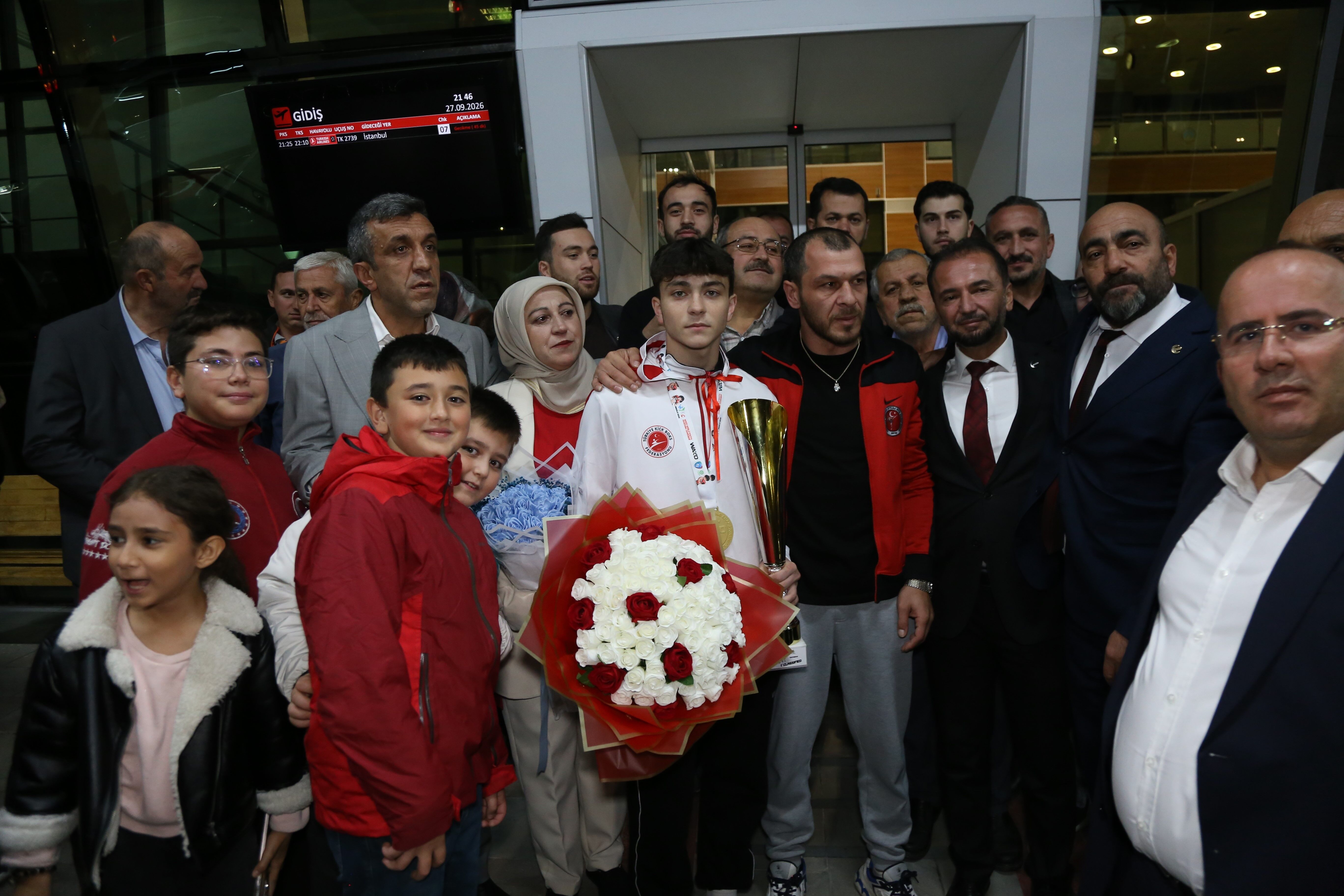 İsrailli rakibini yendi, dünya şampiyonu oldu: Yiğit Şişman’a coşkulu karşılama