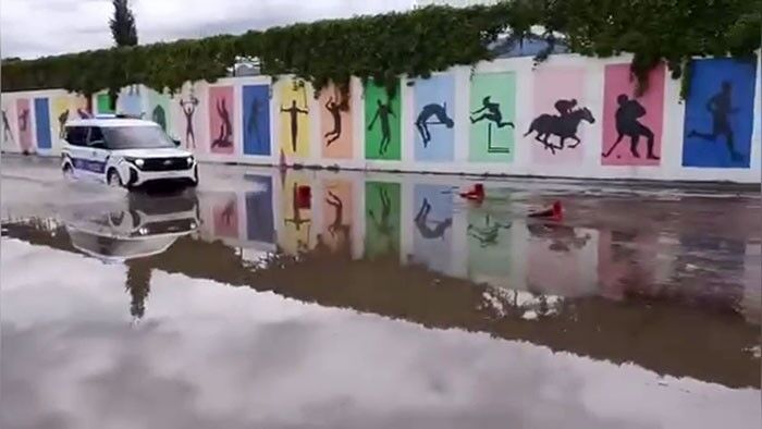 Okul yolunu su bastı, öğrencilerin yardımına polis yetişti