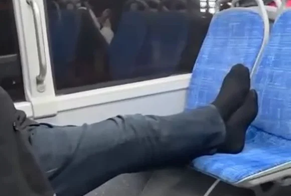 Bursa’da otobüsteki yolcunun rahatlığı bu kadarına da pes dedirtti