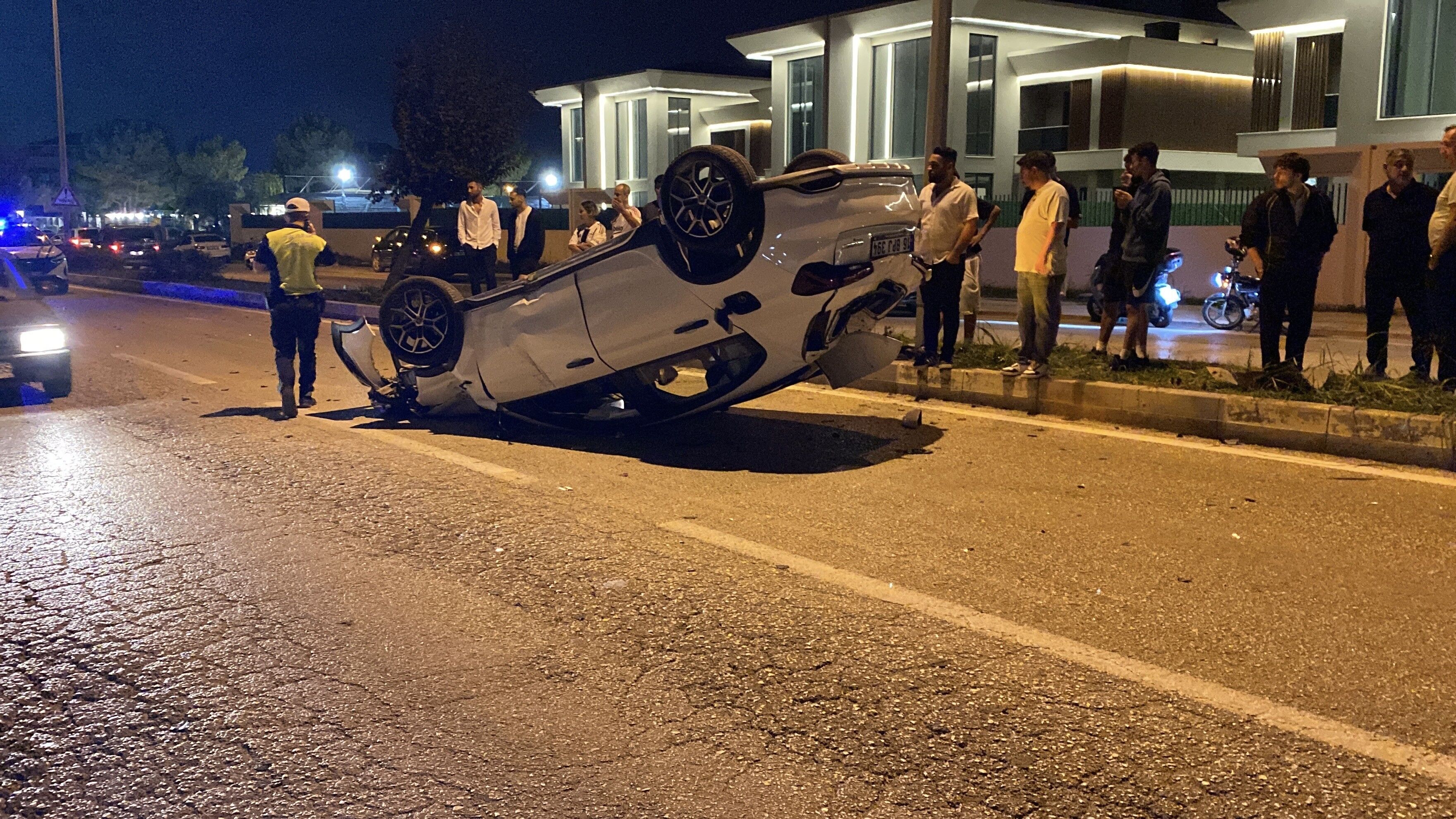 Bursa'da Gece Yarısı Korkutan Kaza! Otomobil Takla Atıp Ters Döndü (2)