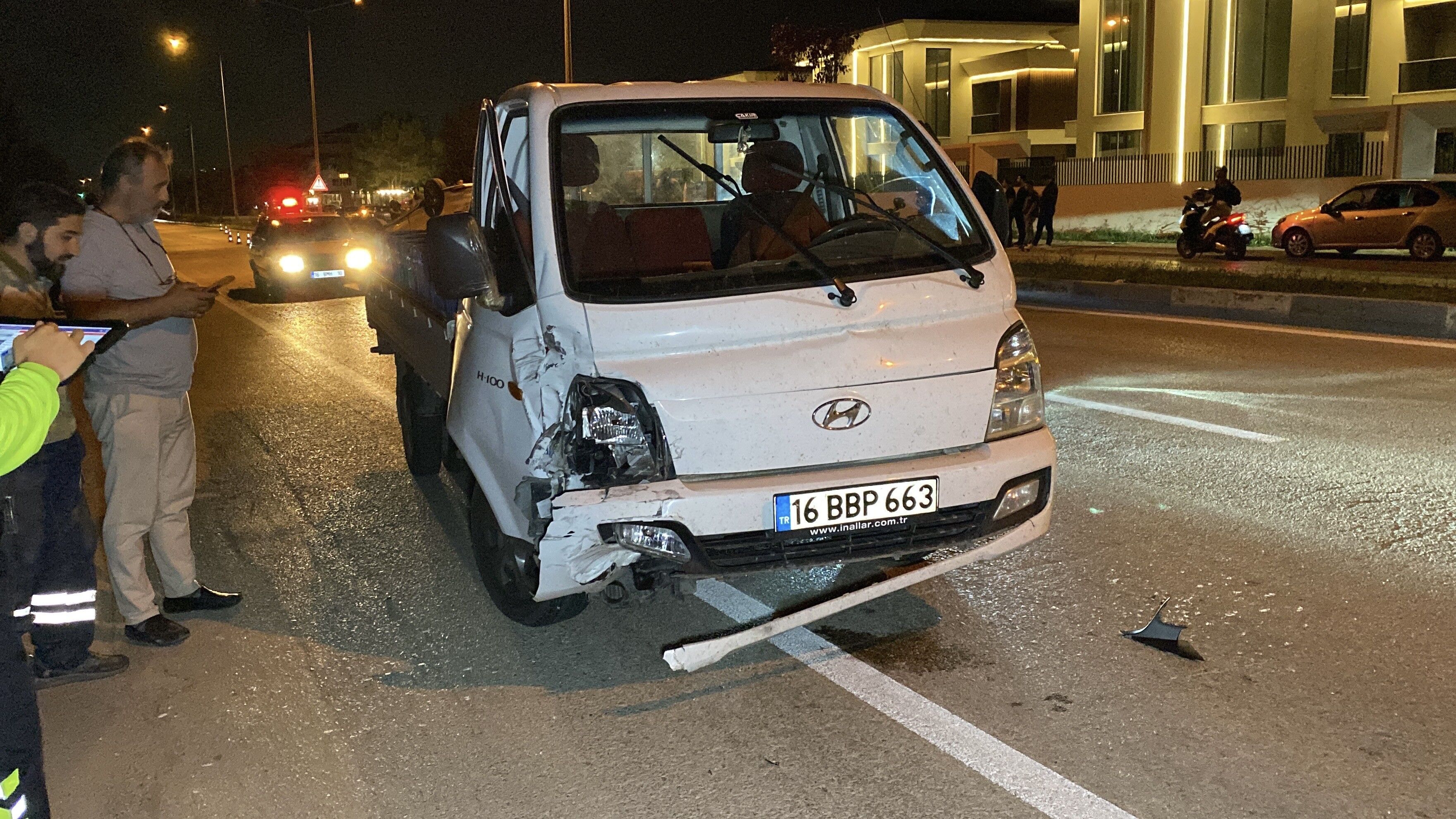 Bursa'da Gece Yarısı Korkutan Kaza! Otomobil Takla Atıp Ters Döndü