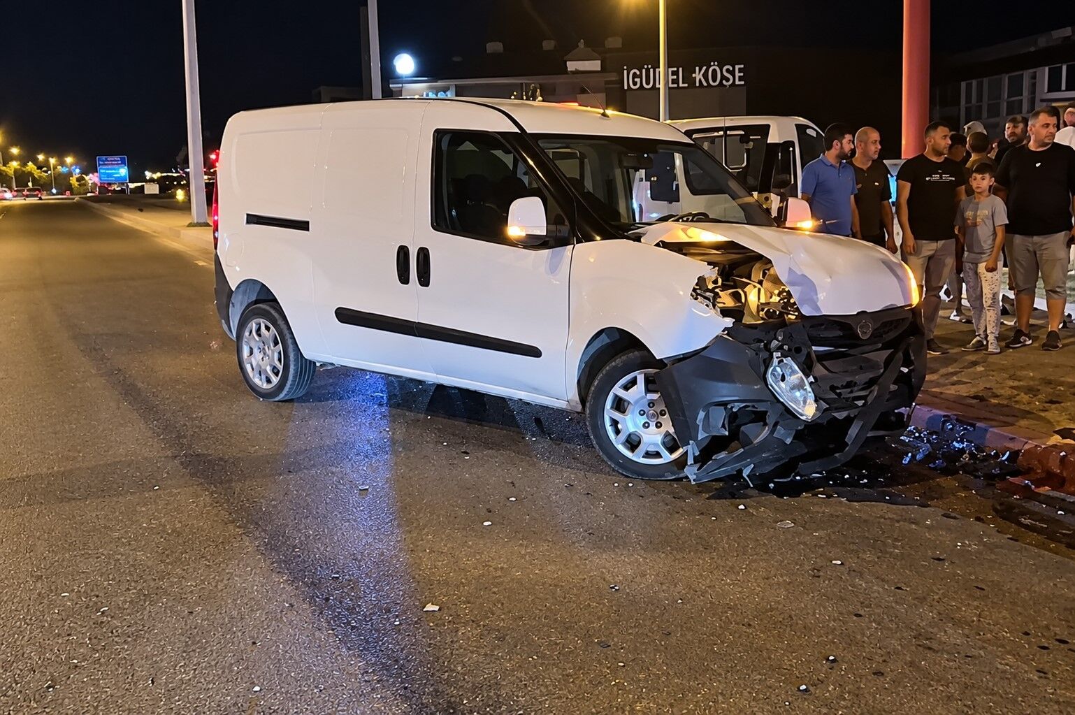 Düzce’de Gece Yarısı Korkutan Kaza! Otomobil Ile Hafif Ticari Araç Çarpıştı (2)