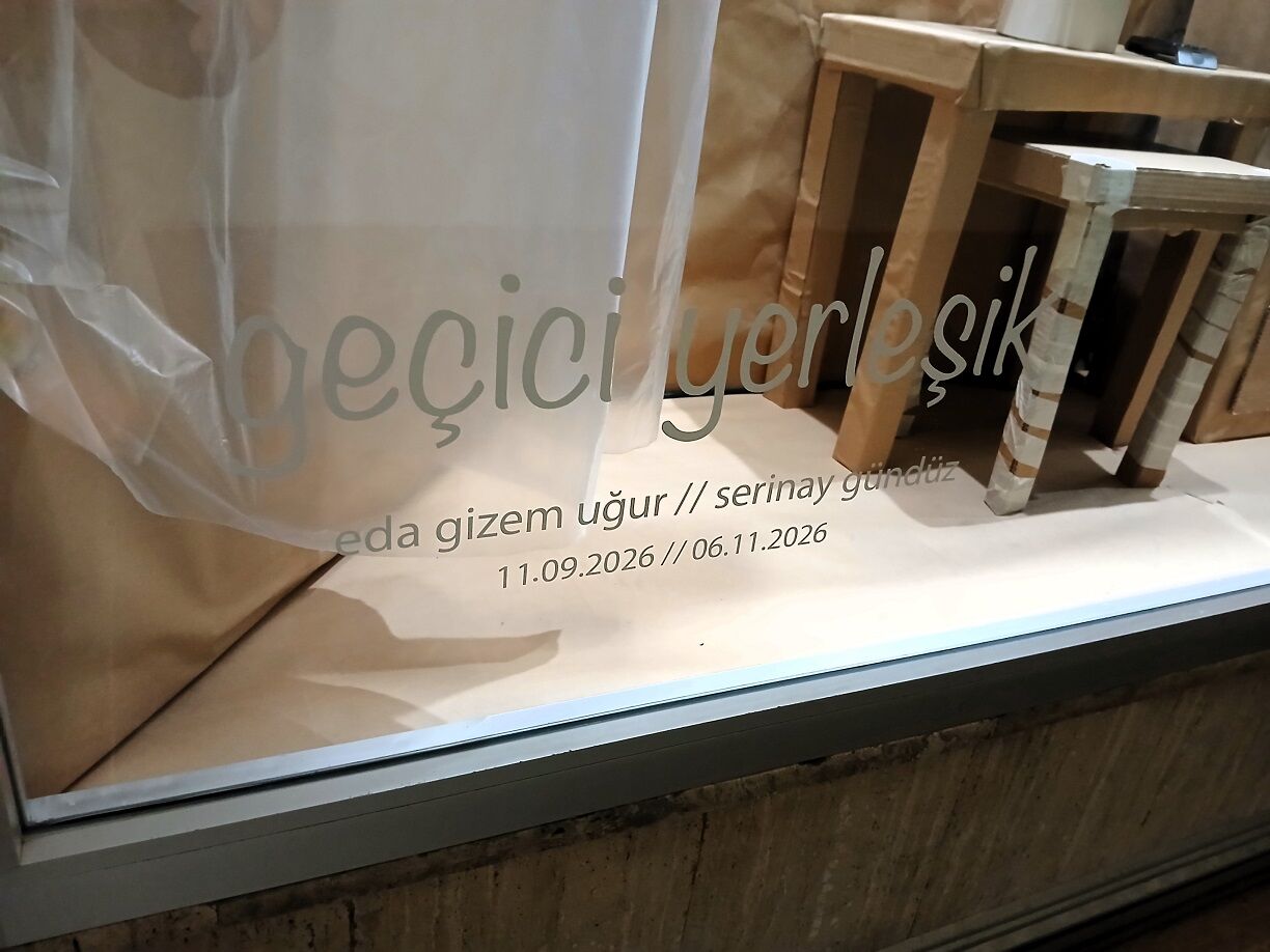 Eda Gizem Uğur Serinay Gündüz Sergi Geçici Yerleşik Ankara Goethe Institut Galeri Vitrin (3)