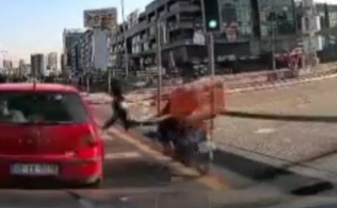 Ankara'da yürekleri ağza getiren kaza: Motosikletli kurye genç kıza böyle çarptı!