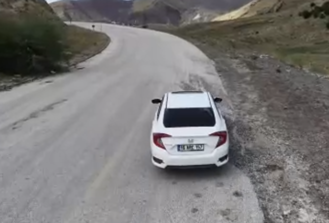 Erzurum’daki gizemli yol dikkat çekti: Araçlar vites boştayken yokuş yukarı gidiyor