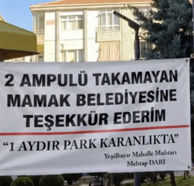 Mamak’ta muhtardan belediyeye pankartlı protesto: “2 ampulü takamayan Mamak Belediyesi’ne teşekkür ederim”