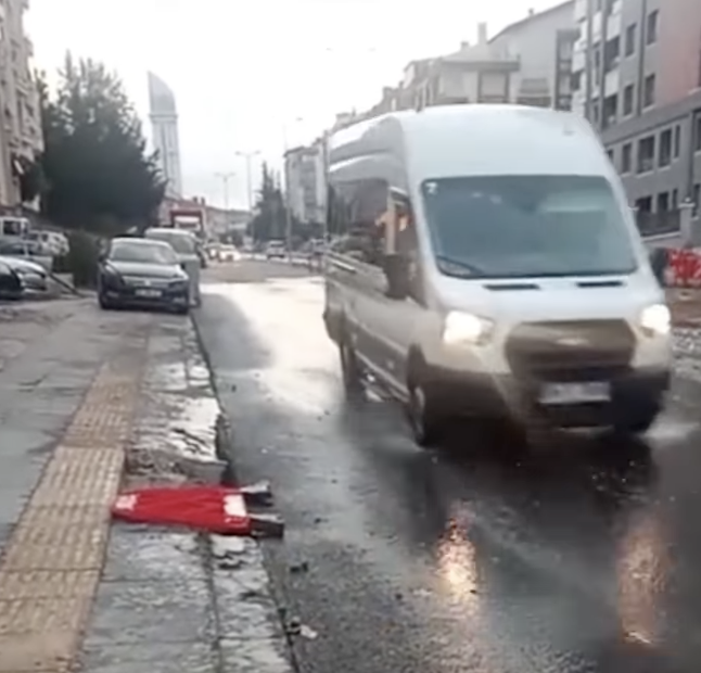 Vatandaş altyapı çalışması için uyarmıştı: Şiddetli yağış sonrası Selçuklu Caddesi’nde asfalt çöktü