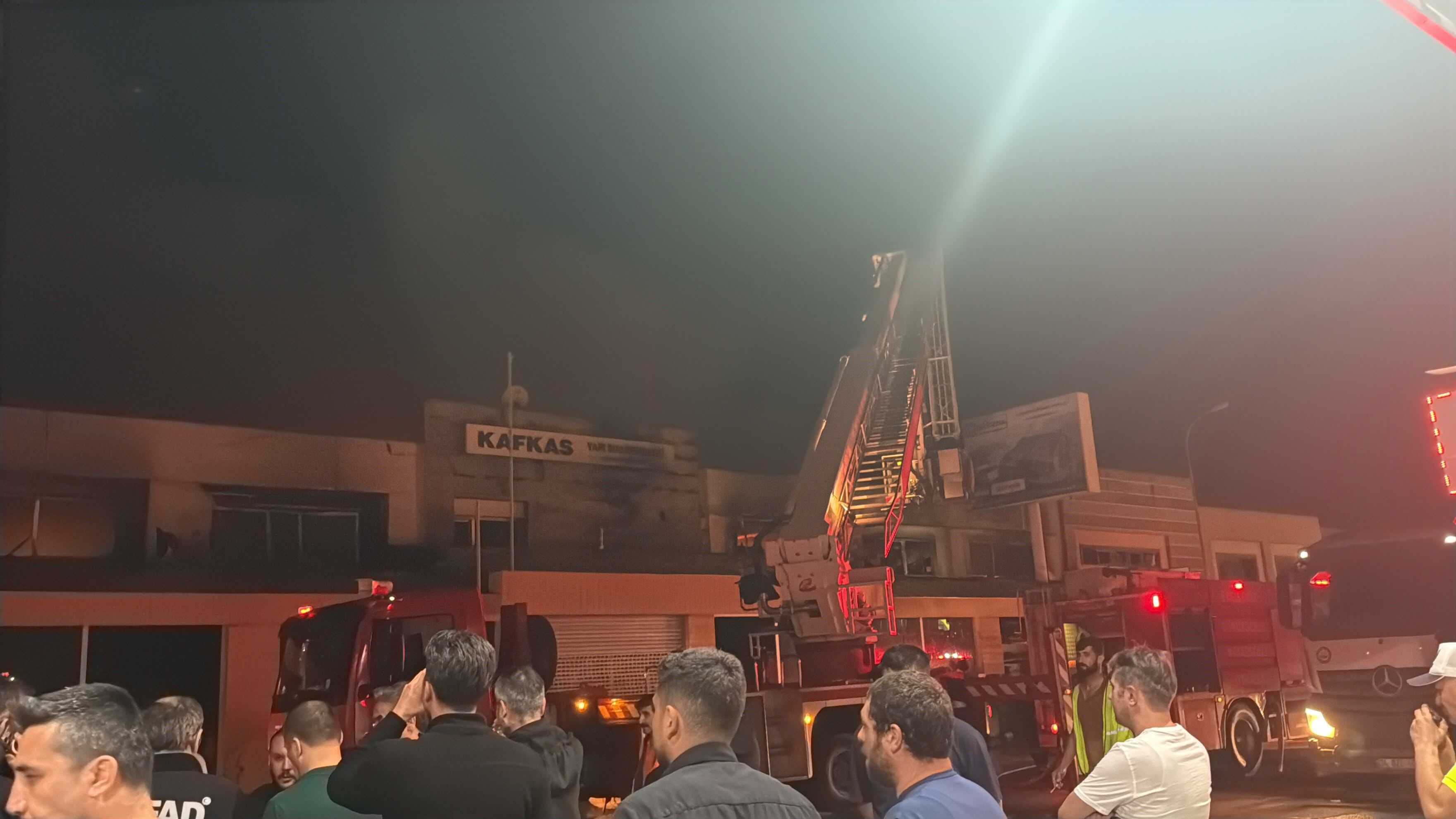 Eskişehir'de Yürek Yakan Görüntü! Alevlere Teslim Olan Iş Yerlerini Gözyaşlarıyla Izledi