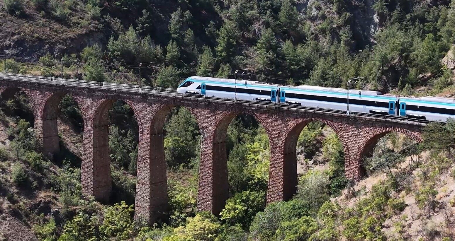 Türkiye'nin milli hızlı treninde yeni hız rekoru: 250 kilometreye ulaştı!