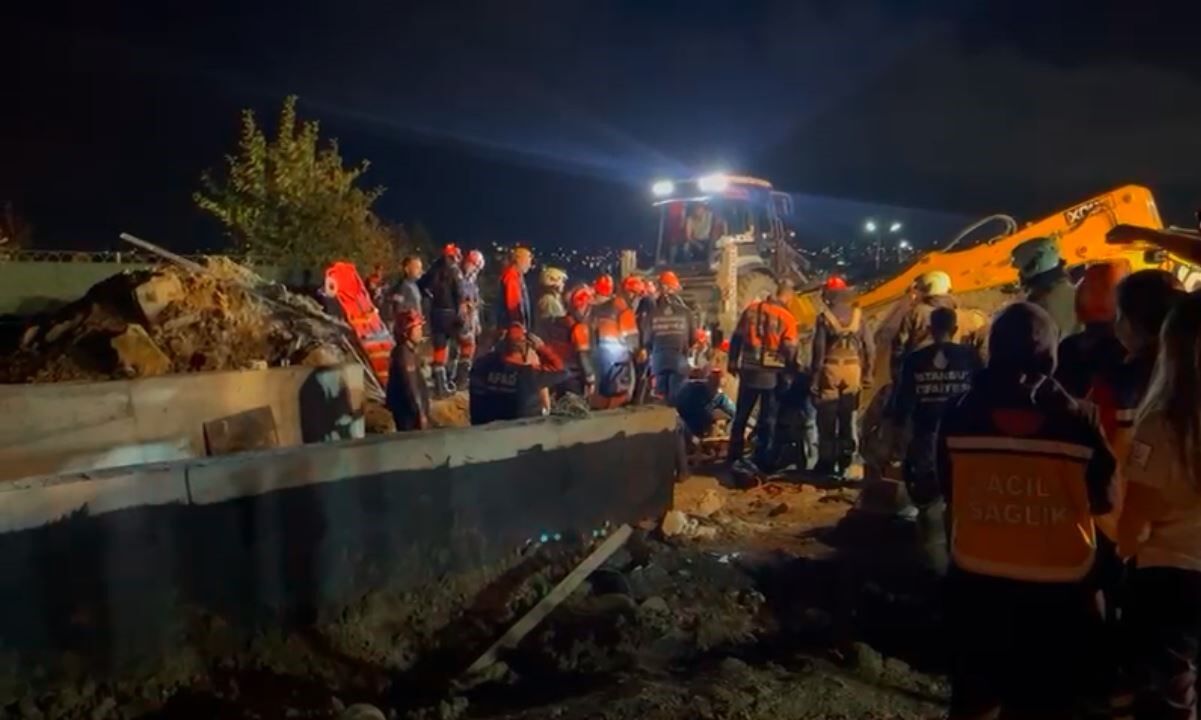 İstanbul'da Inşaat Alanında Göçük 1 Kişiyi Kurtarma Çalışmaları Sürüyor