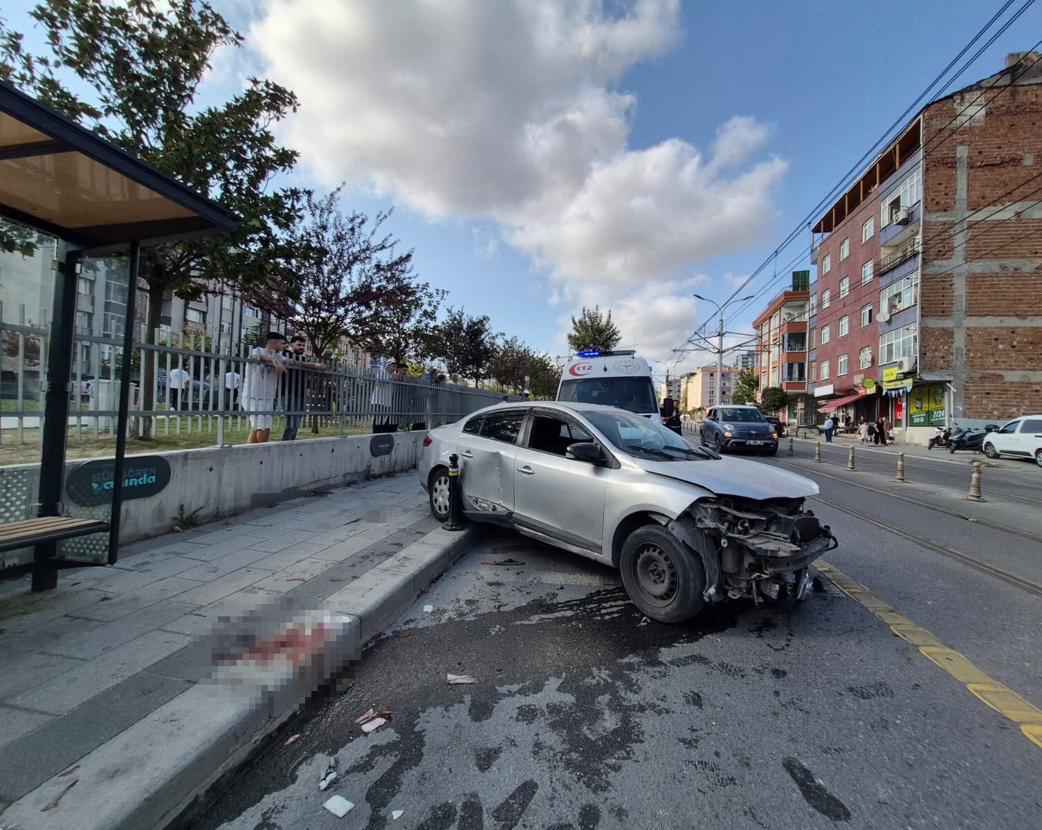 İstanbul’da Otomobil Kaldırımdaki Yayaların Arasına Daldı 4 Yaralı (2)