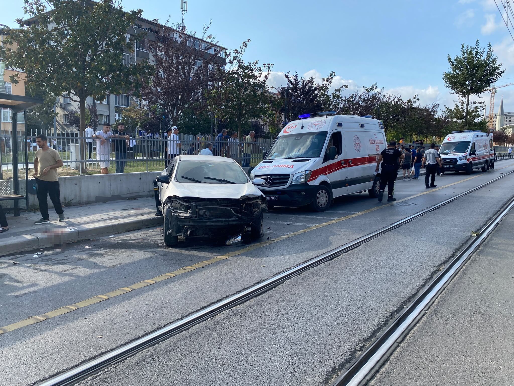 İstanbul’da Otomobil Kaldırımdaki Yayaların Arasına Daldı 4 Yaralı