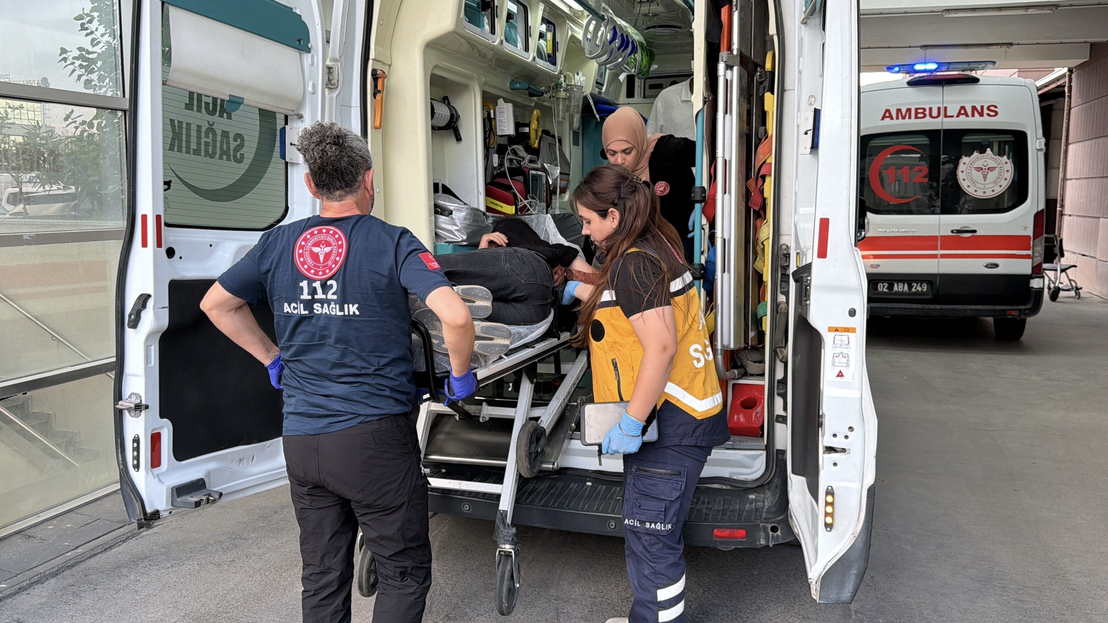 Kadına Şiddete Müdahale Etmek Istedi, Bıçaklı Saldırıya Uğradı