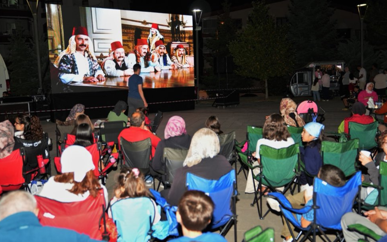 Keçiören’de açık hava sinema keyfi: “Tosun Paşa” izleyiciyle buluştu
